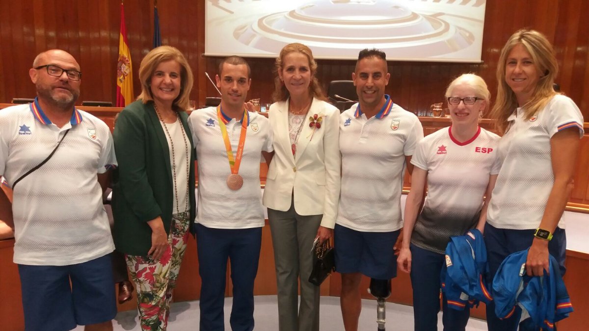 El campeón almeriense paseando su gloria olímpica.