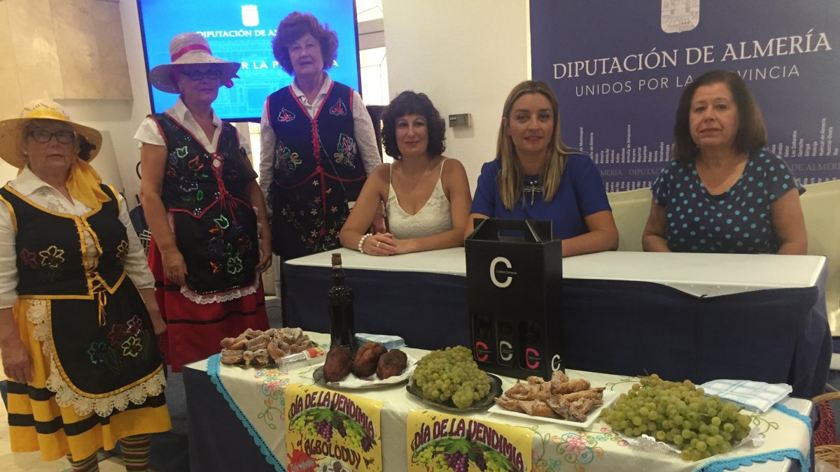 Sonia Guil, alcaldesa de alboloduy, María López, diputada provincial de Agricultura, y Cristina Abad, representante de la Bodega Calvache.