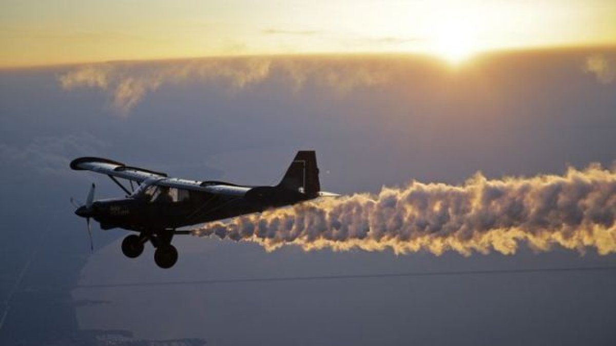 Una avioneta surca el cielo