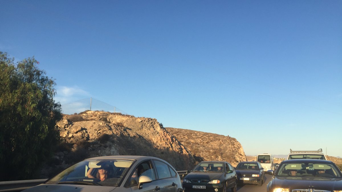 vehículos  Atrapados en un monumental atasco en la A-7 este pasado sábado.  L