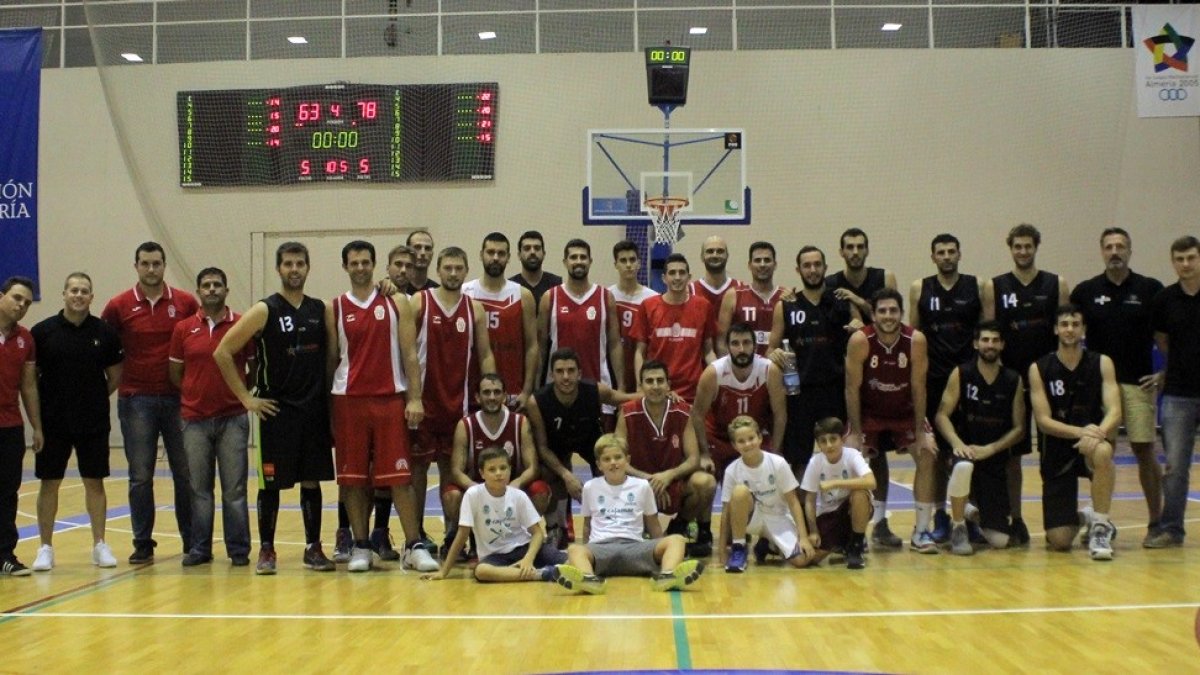 Los equipos posan en la pista.