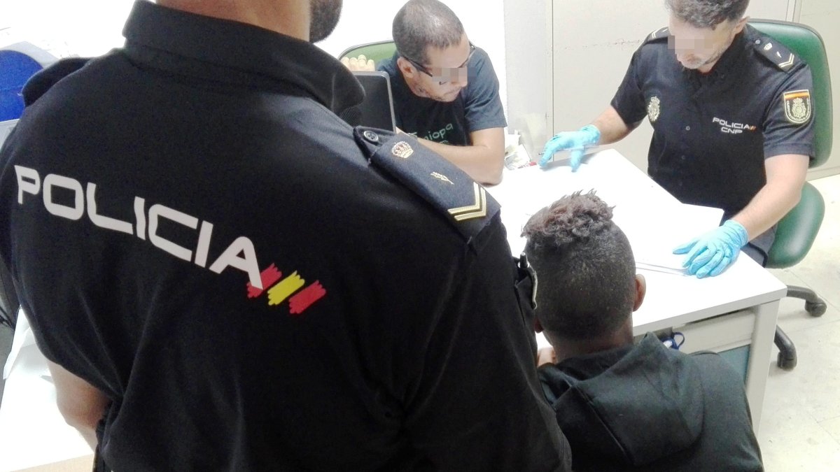 Los patrones aleccionaban a los ocupantes de la embarcación por si eran interceptados.