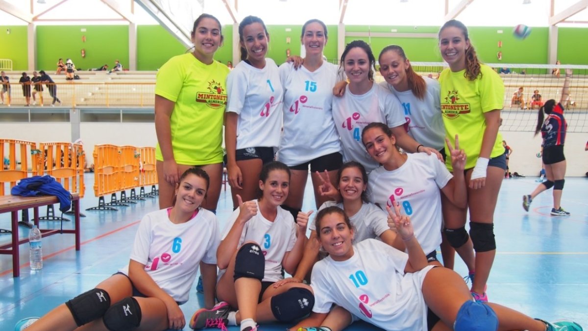 Las chicas del Almería Sostenible posan tras la victoria.