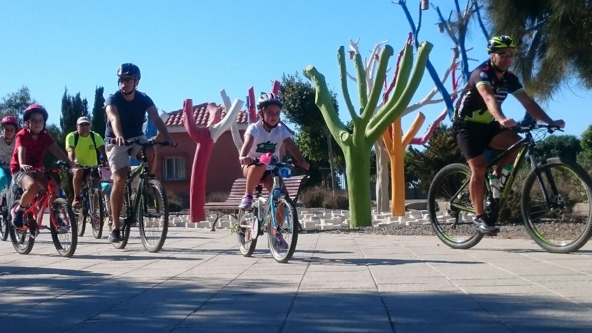 Familias al completo han salido a pasear en bicicleta por calles de toda la ciudad.