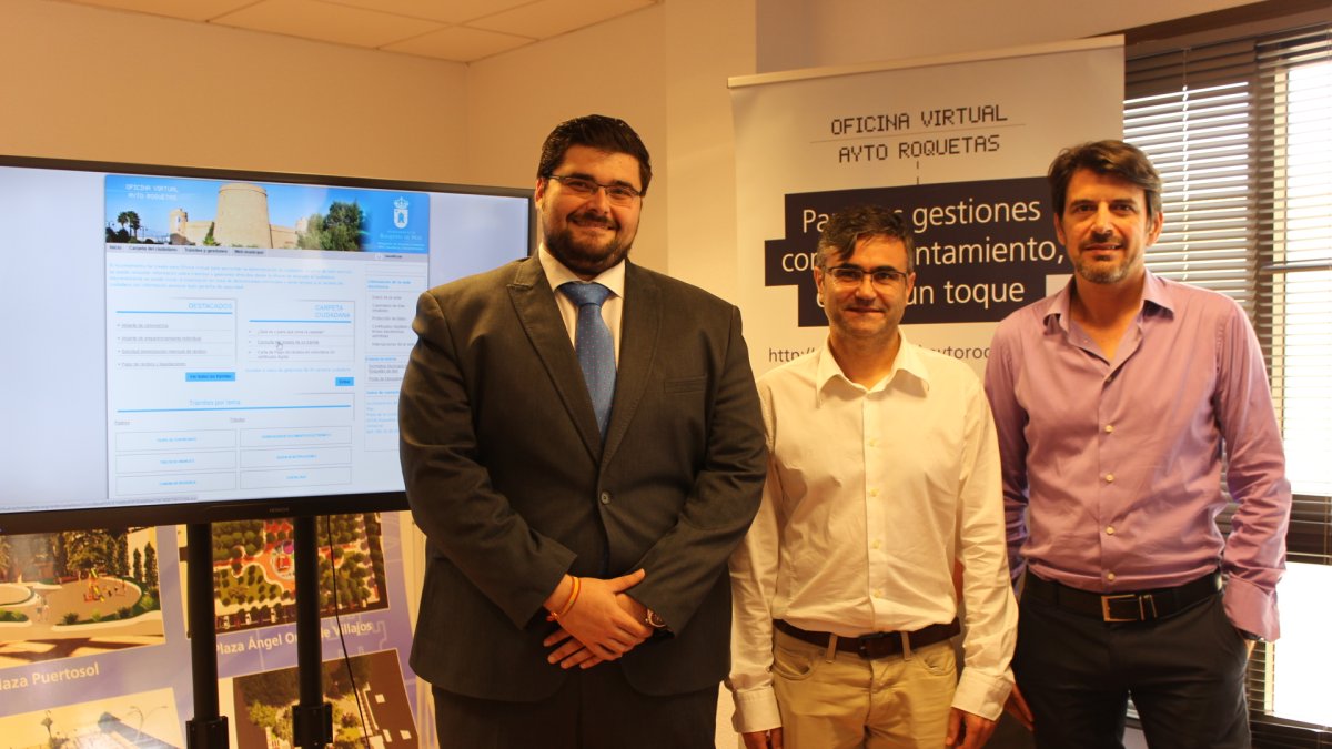 El concejal Francisco Gutiérrez destaca la labor que se hace desde la Oficina Virtual de Roquetas de Mar.