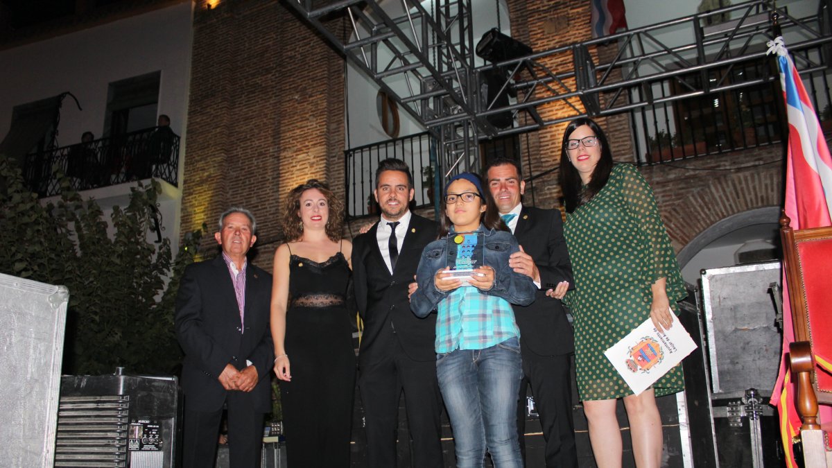 La alcaldesa de Laujar de Andarax, Almudena Morales; y los concejales de su equipo de Gobierno con Nicole Valenzuela, la niña que cantó el 