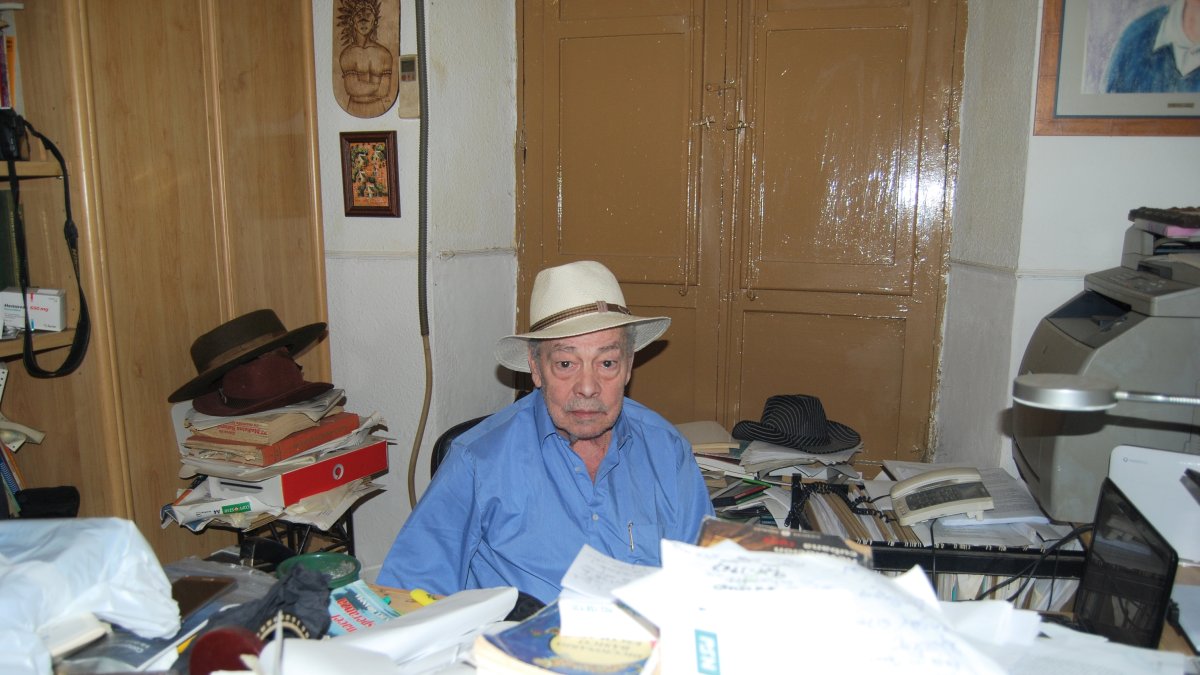 Cristóbal Esteban en su despacho de la calle Emilio Ferrera, donde vive rodeado de libros y de sombreros.