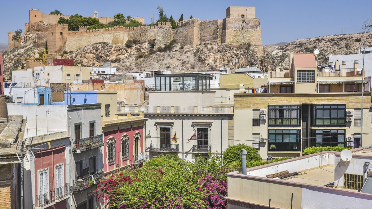 Vista de la plaza y de La Alcazaba desde la azotea de la casa de Valente.