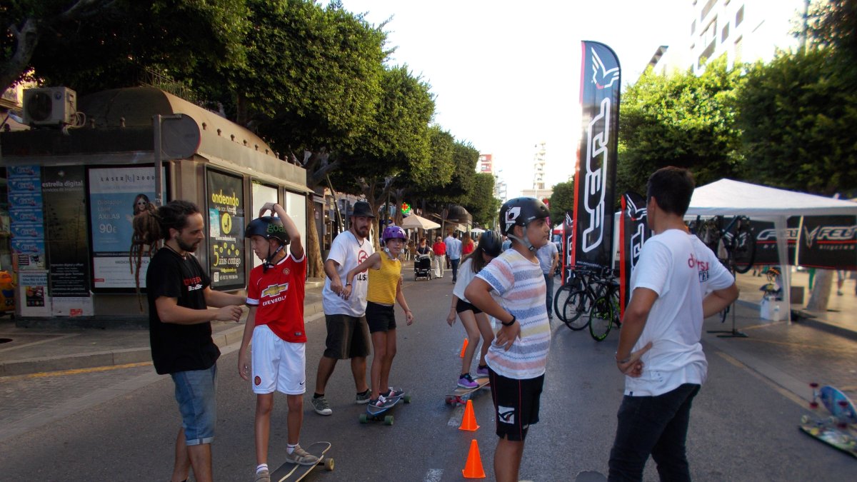 Entre las propuestas se encuentra el desplazamiento en monopatín.