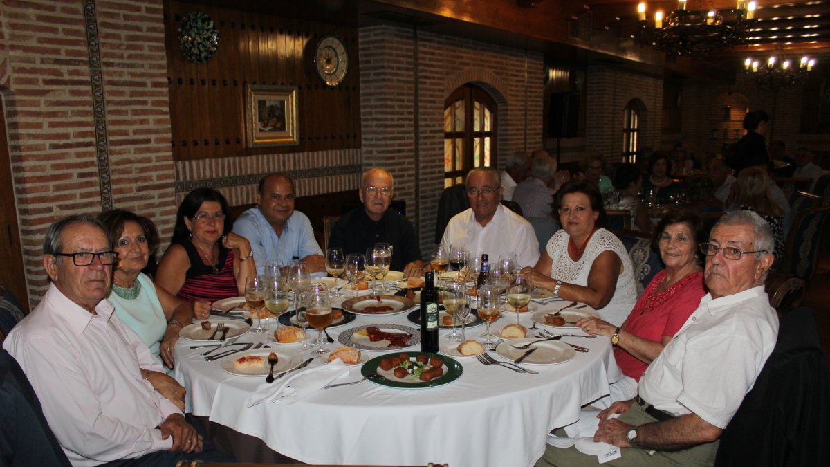 Francisco López, Francisco Marín Lupión, homenajeado; Esteban Belmonte, consiliario; Juan Salvador, actual hermano mayor; Felipe Gómez y las respecti