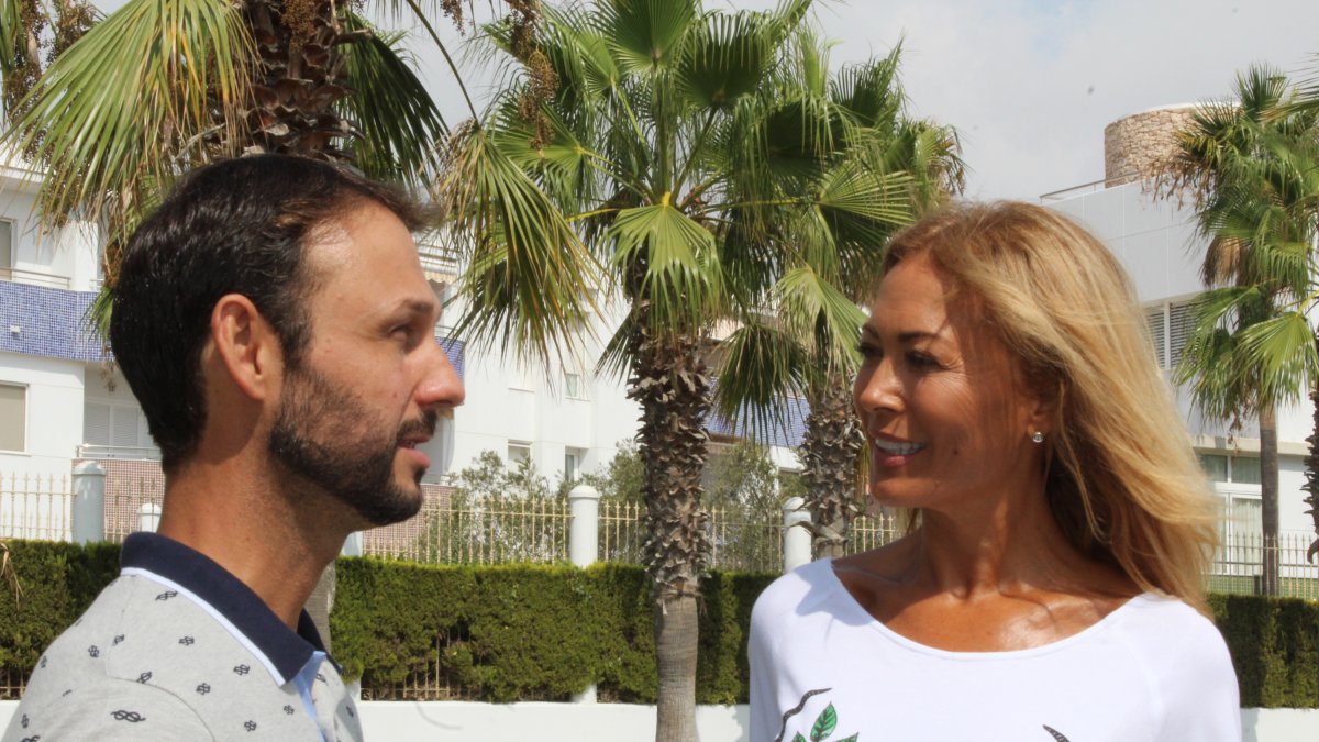 Luis González, presidente de la Peña de La Luz, junto a Mar Segura, madrina de honor del X aniversario de la Peña.