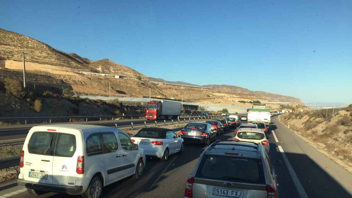 Múltiples vehículos retenidos en la calzada con motivo de las obras del semienlace de Aguadulce a distintas horas del día.