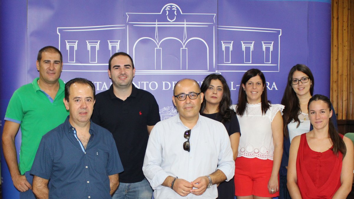 Grupo de jóvenes beneficiarios tras la firma.