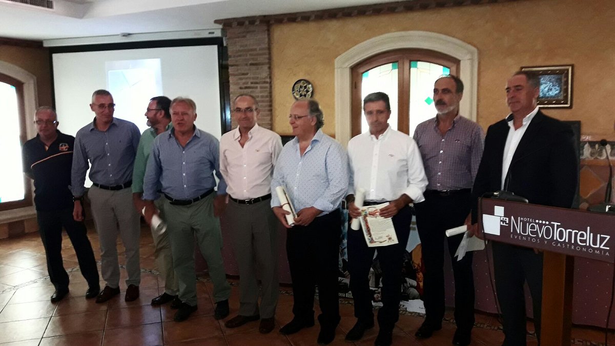 Juan Jesús Martín Cabrero, general Jefe de la BRILEG; junto a las personalidades distinguidas por la Hermandad de Antiguos Caballeros de La Legión.
