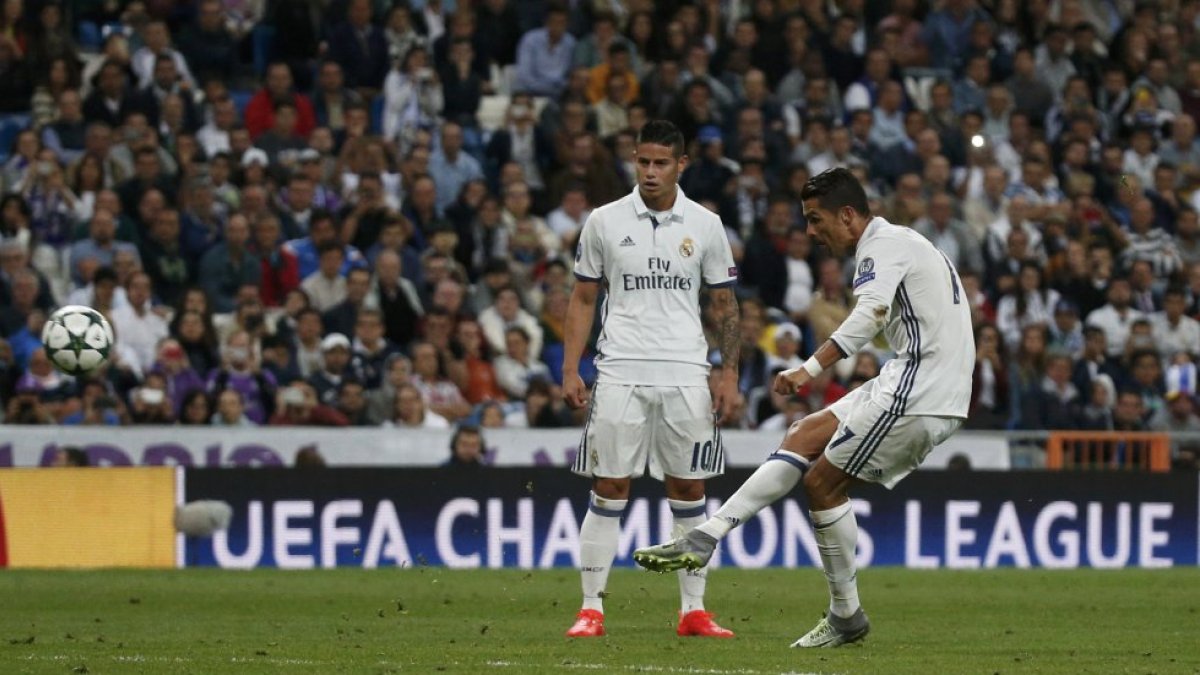 Cristiano marcando de falta directa.