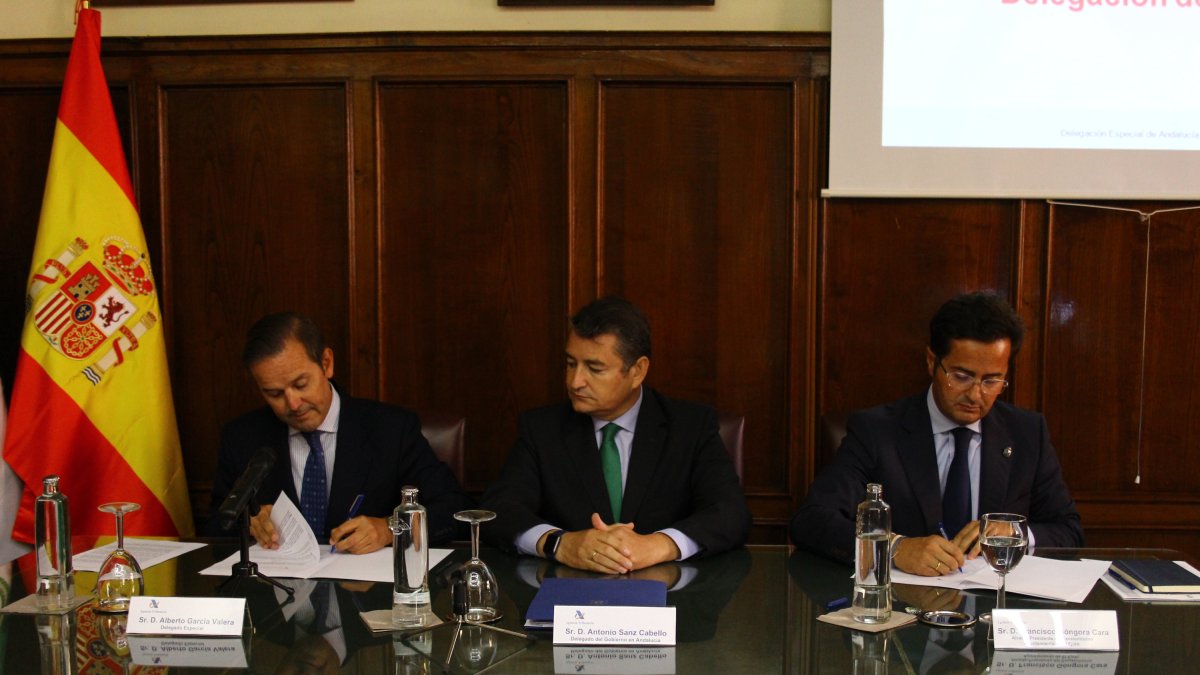 Antonio Sanz, delegado del Gobierno en Andalucía, presidió la firma del convenio entre la Agencia Tributaria y el Ayuntamiento de El Ejido.