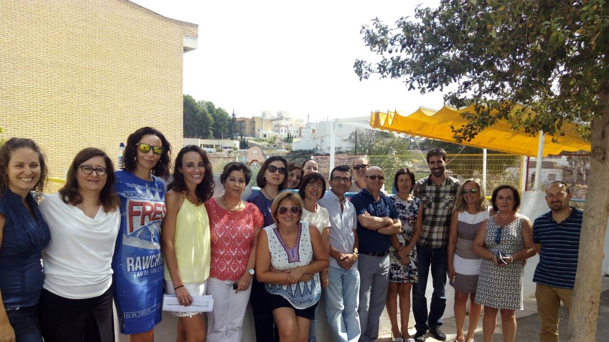 Miembros del claustro y de la asociación de padres de alumnos del colegio Virgen del Saliente.
