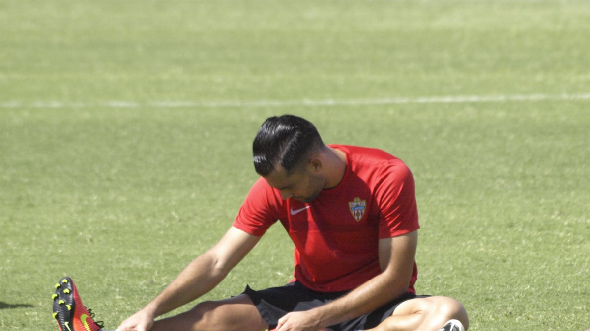 Quique, estirando tras el entrenamiento.