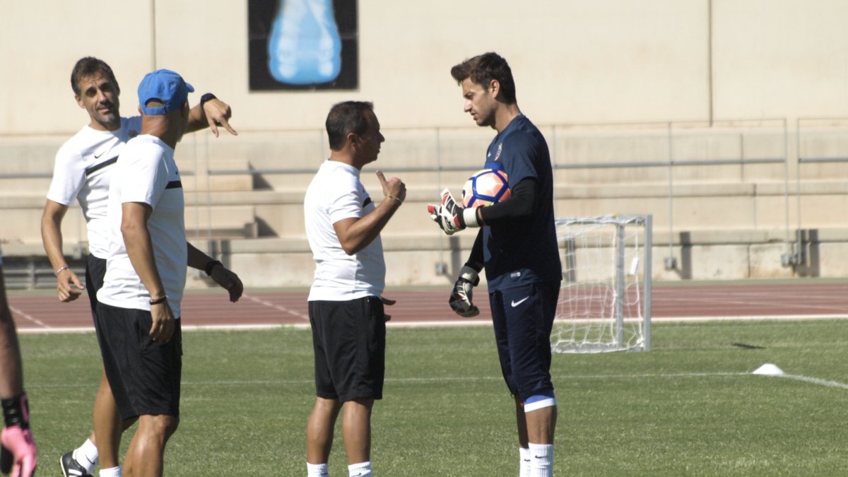Casto hablando con el doctor Berenguel.
