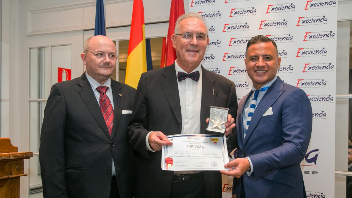 Carlos Ballesta recoge el galardón de manos de Ignacio de Jacob y Gómez y Antonio Gabriel Pérez Mateu.