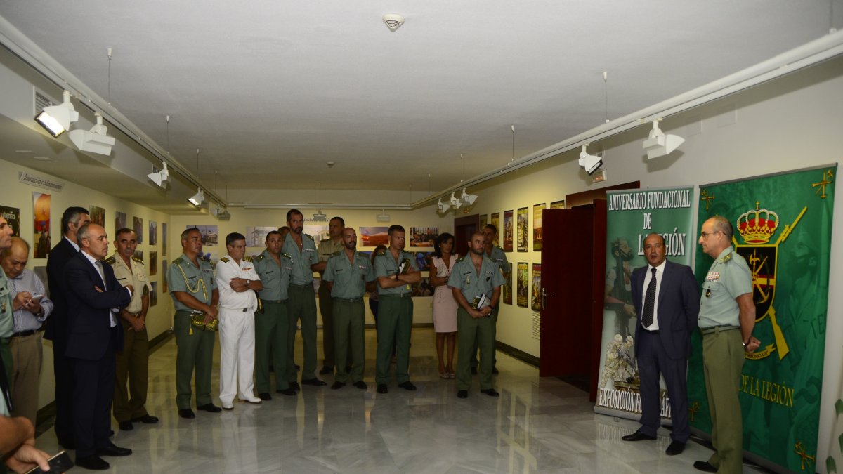 Inauguración de la exposición fotográfica de la Brigada de la Legión en la Sala de Cultura de Unicaja en Almería.