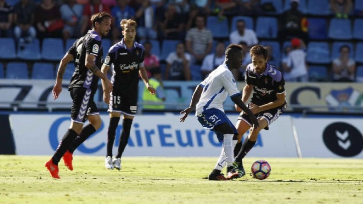 El nuevo jugador chicharrero ante el Valladolid.