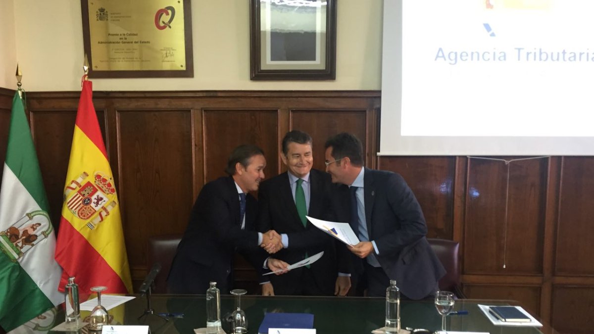 Alberto García, Antonio Sanz y Francisco Góngora en la firma del convenio esta tarde