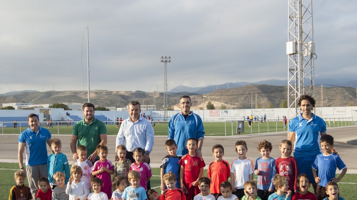 Jugadores que participan en fútbol con el alcalde de Carboneras.