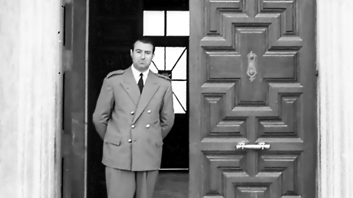 Pepe con su figura de portero eficaz y cumplidor en la puerta del colegio.