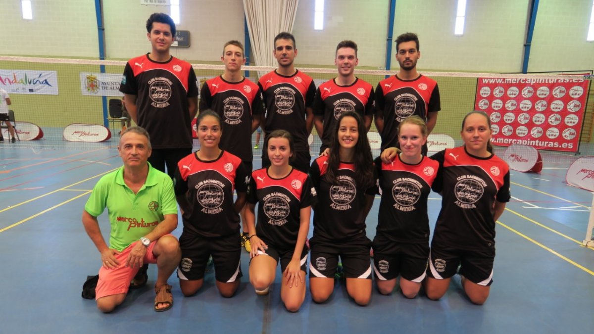 El equipo del Mercapinturas.