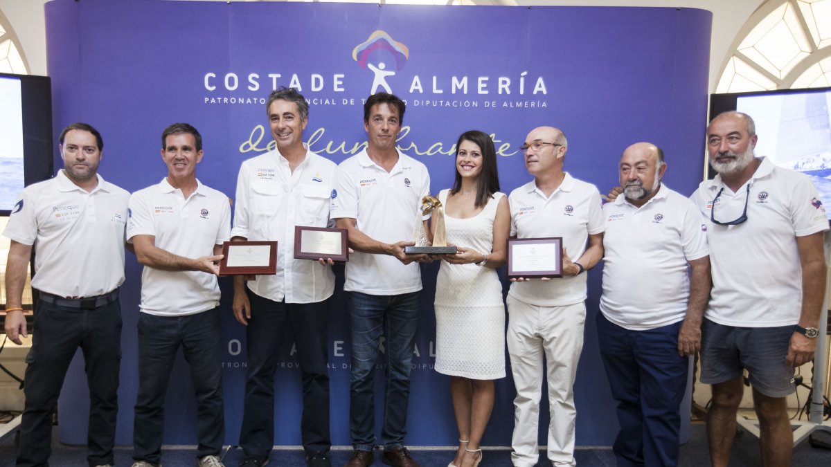 Diputada de deportes con los integrantes del equipo de regatas.