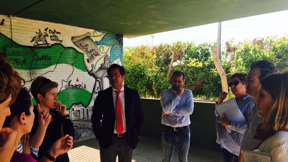 Francisco Góngora, alcalde de El Ejido, en el colegio Teresa de Jesús, durante la ronda de visitas que realizó a distintos centros educativos la pasa