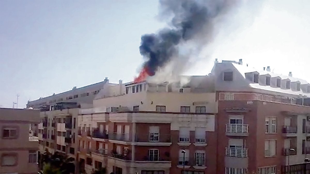 Momento del incendio en una vivienda de El Ejido.