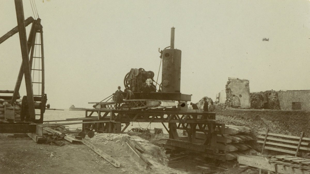 Maquinaria que hizo posible levantar una estructura de hierro que hoy persiste.