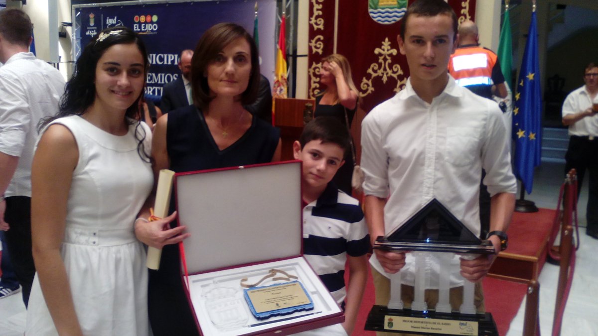 Manuel Martos y Beatriz Figueredo, con Alejandro y Beatriz.