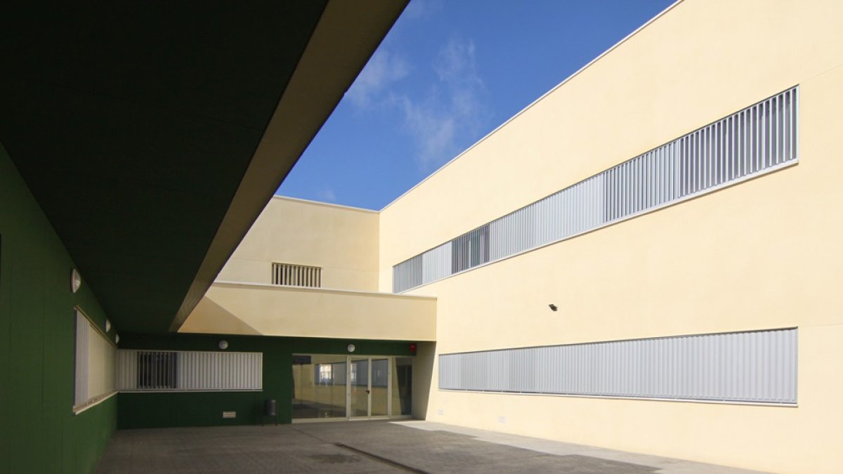 Los colegios realizan en verano labores de mantenimiento, como el CEIP Gabriel Cara de Roquetas.