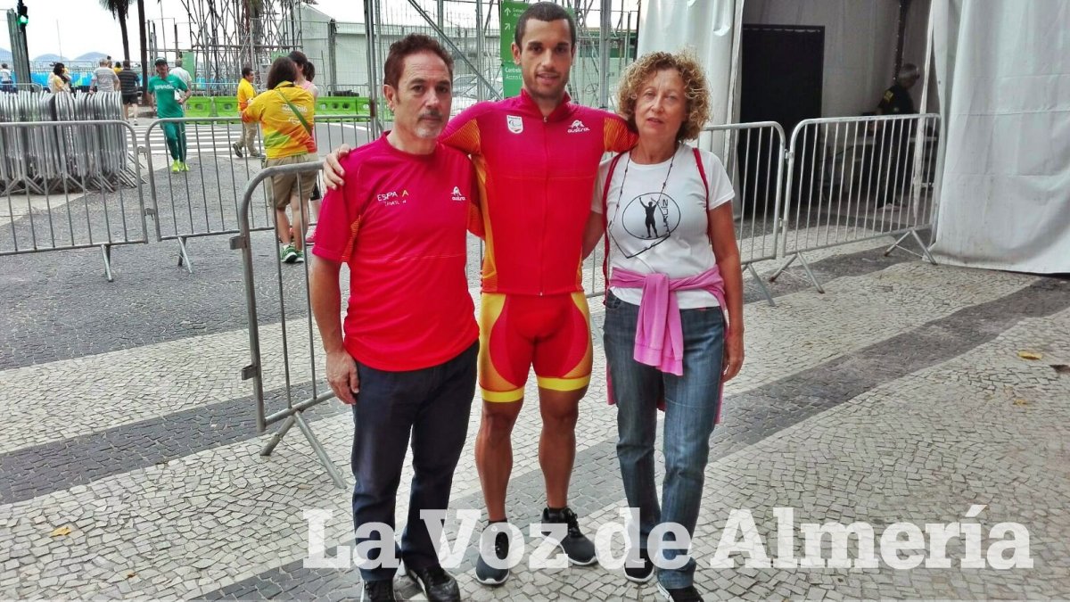 Los padres de Jairo con el campeón.