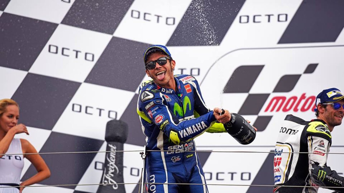 Valentino celebra su tercer puesto en Silverstone.