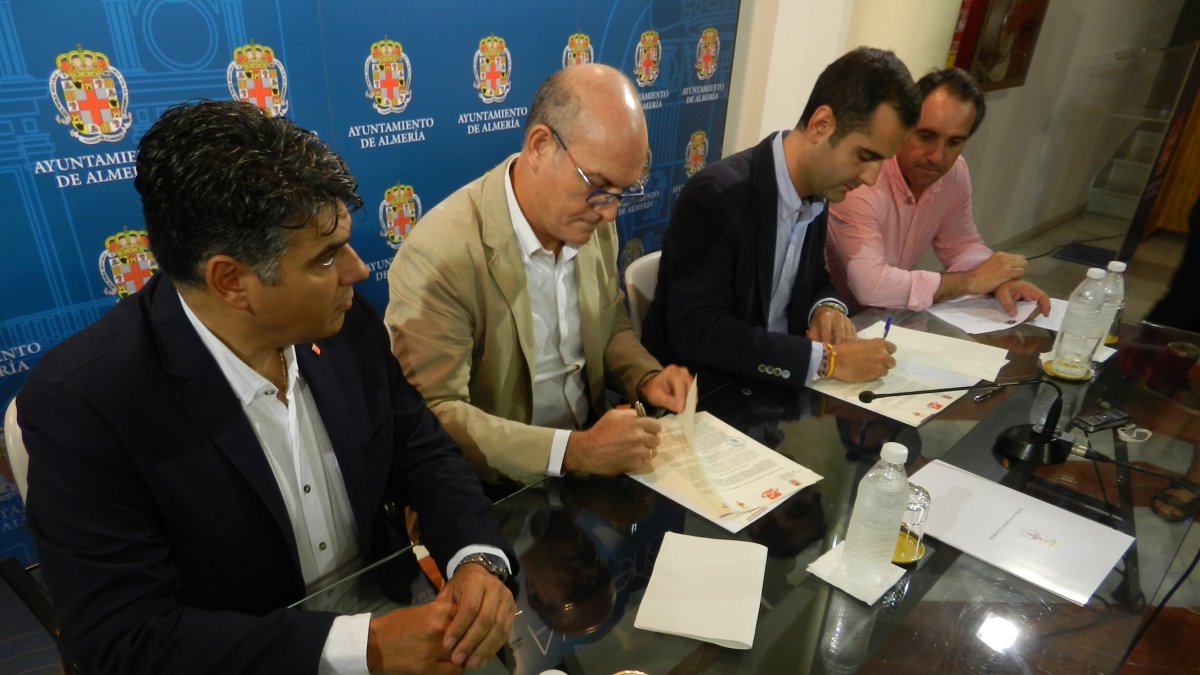Firma de convenio con el Ayuntamiento.