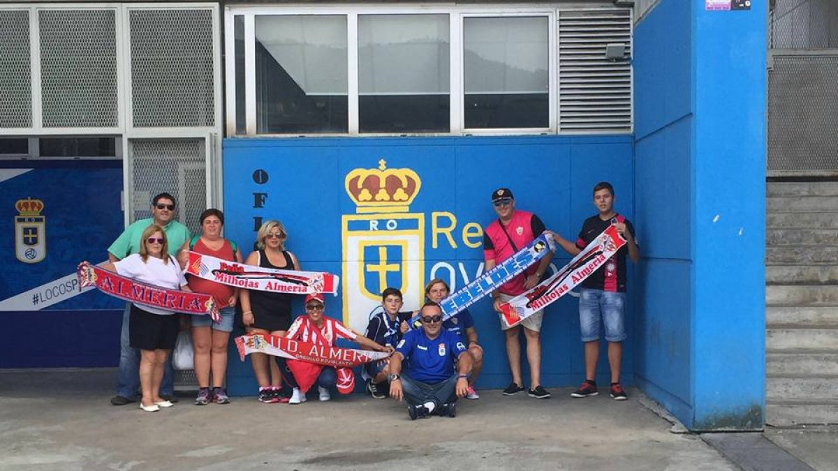 Aficionados rojiblancos en el Carlos Tartiere.