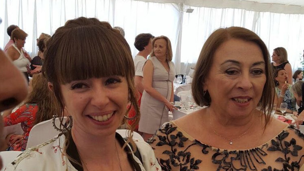 Pilar Herrero (derecha) con su hija en la despedida que le prepararon sus compañeros.