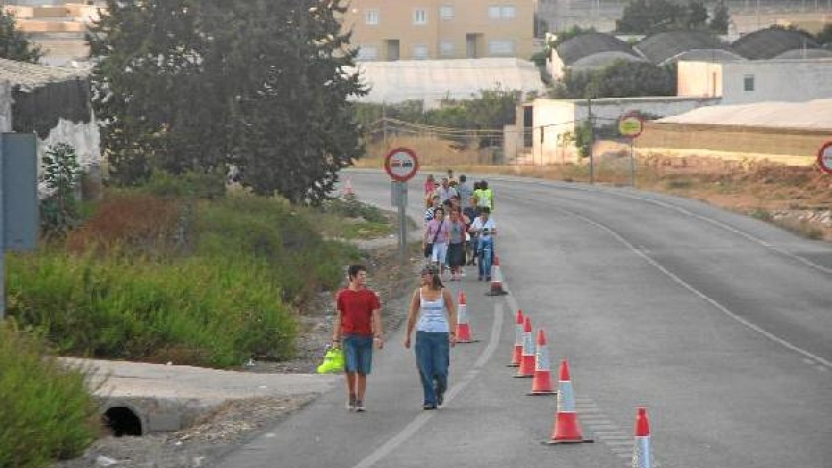 Un grupo de peregrinos camina por la carretera hacia Dalías. Foto de archivo.