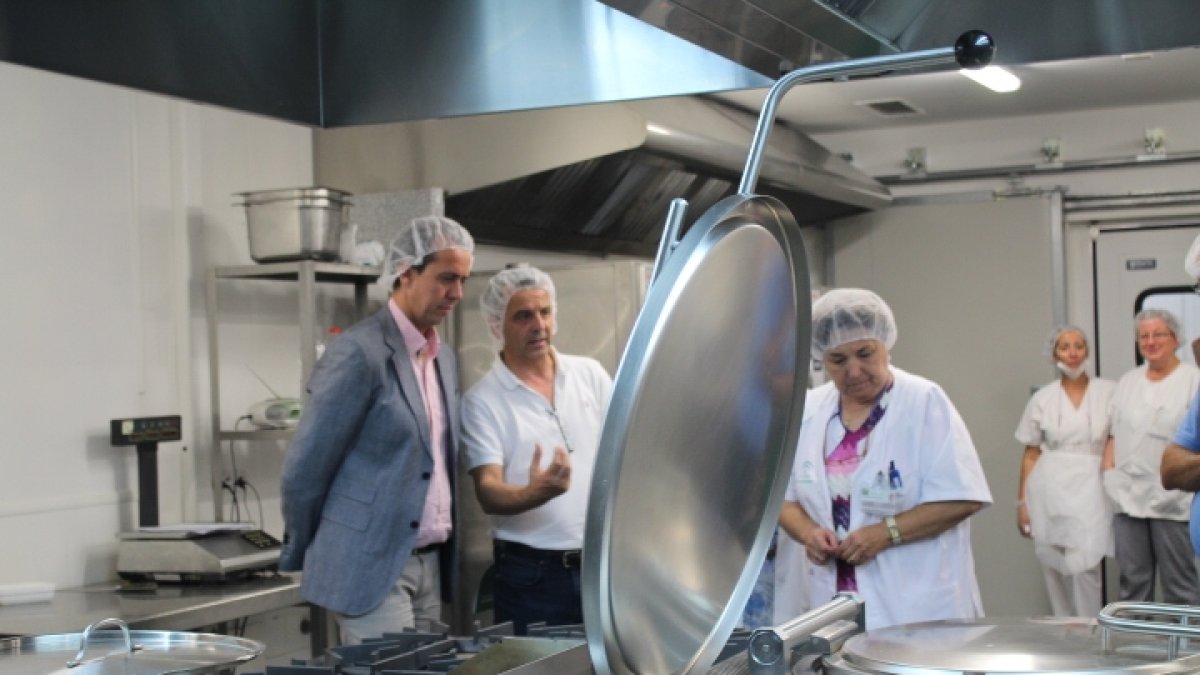 El delegado de Salud, José María Martín, durante su visita a una de las zonas mejoradas del centro.