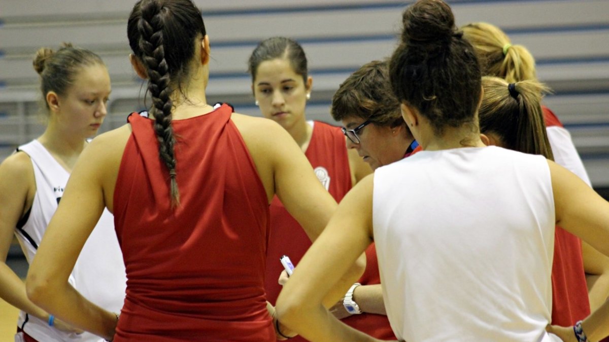 Pilar López Alcoba hablando con sus jugadoras.