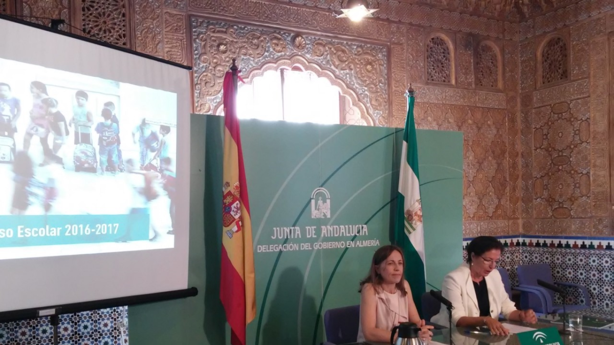 La delegada de Educación, Francisca Fernández, y la delegada del Gobierno, Gracia Fernández en rueda de prensa.