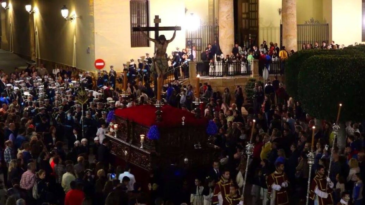 El Cristo de la Buena Muerte en la Plaza Constitución de Berja en su recorrido por las calles principales.
