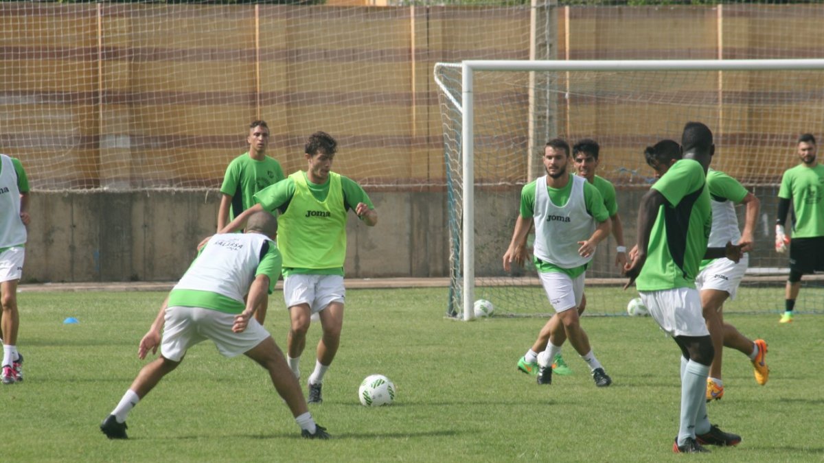 Los jugadores celestes se preparan para la batalla.