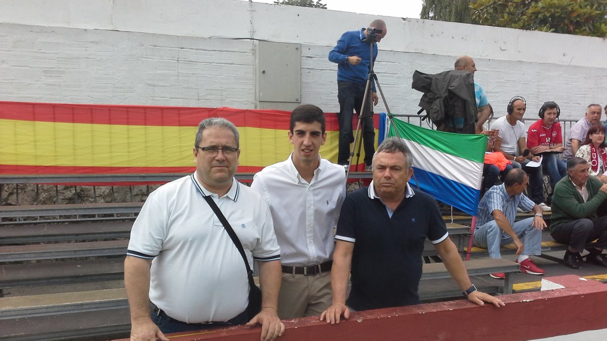 Vicente Puertas en Laredo el día del ascenso a Segunda B.