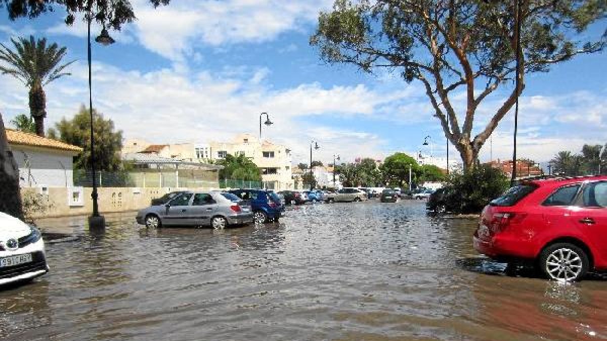Imágenes como ésta es lo que quiere evitar el Ayuntamiento de Roquetas con esta obra.