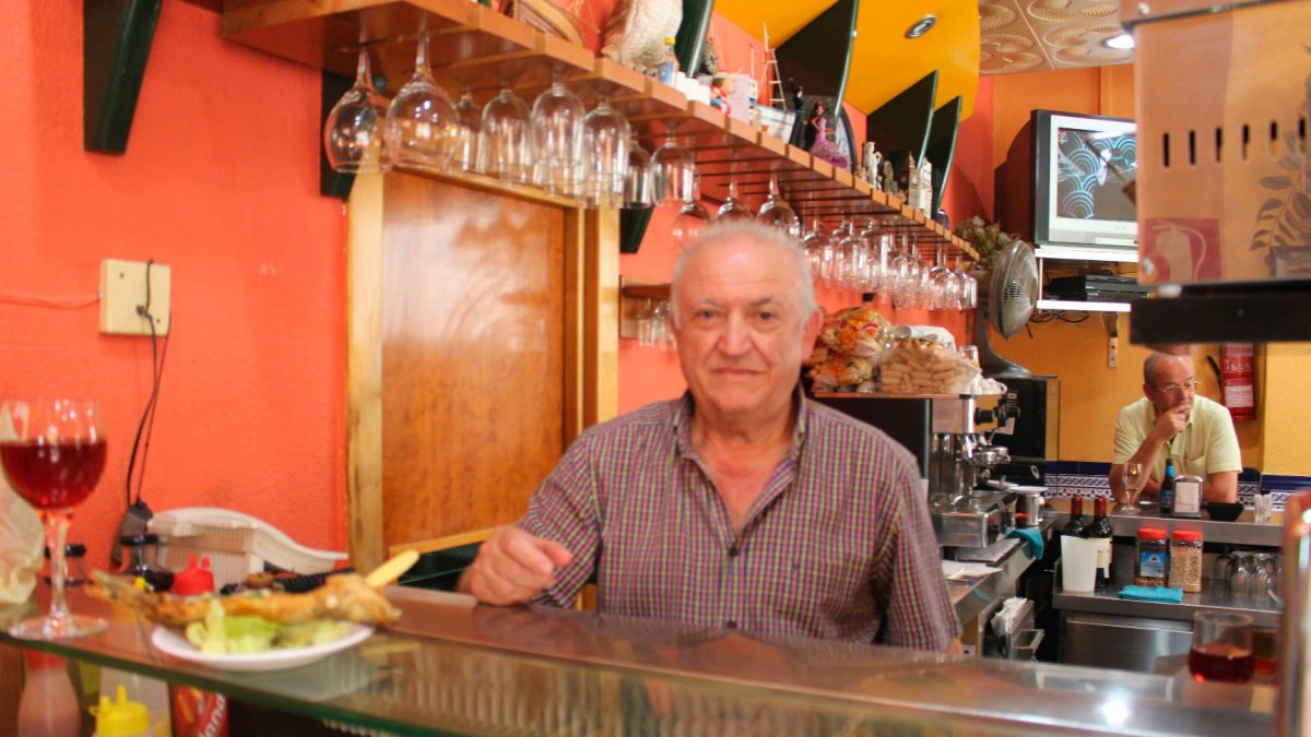 Juan Gutiérrez posa tras la barra del famoso bar Nevada, que regenta desde el año 1979.